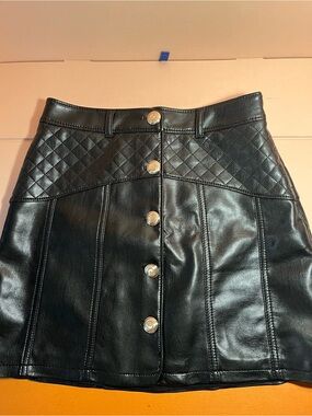 LUXURIOUS Brand black Quilted Faux-Leather Button Front Mini Skirt (CHANEL)vibes
